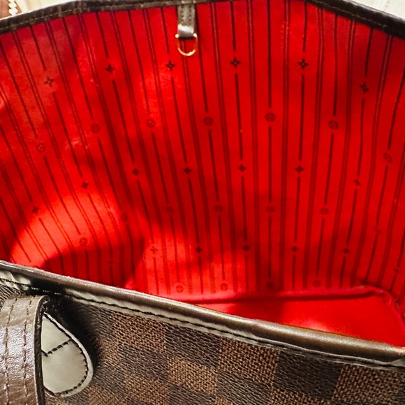 Louis Vuitton Neverfull Bag - Picture 7 of 10